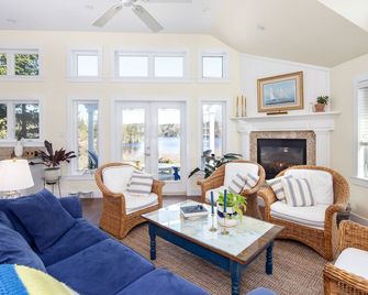 The Nest at Deep Cove - Chester - Living room