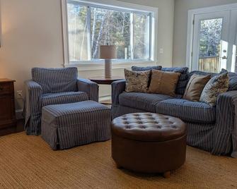 Ambleside in Boothbay Harbor Maine! Perfect for a warm and cozy Gardens Aglow! - Boothbay Harbor - Stue