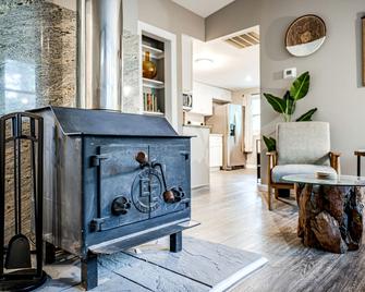 Cozy & Modern w Hot Tub, Fire Pit, Grill & Pond - Berkeley Springs - Living room