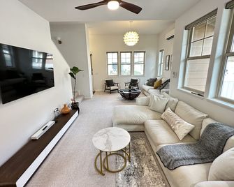 New 4 Bedroom Home with Ocean and Gorgeous Mountain Views in the gated community of Mauna Olu - Waianae - Living room