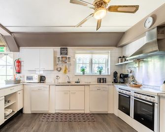 Attractive farmhouse in Giethoorn with garden - Giethoorn - Kitchen