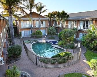 Quality Hotel Melbourne Airport - Melbourne - Pool