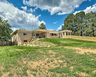 Pet-Friendly CO Springs Home w/ Koi Pond & Patio - Colorado Springs - Building