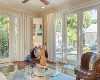 Tennessee Williams by Avantstay Funky Design + Pool - Key West - Living room