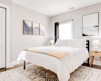 Cozy 1-Bedroom Retreat, New Remodel, Fast Wi-Fi - Columbus - Bedroom