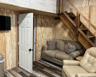 Quietly Nestled Mini Home - Wichita Falls - Living room