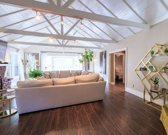 Elevated, aesthetic, Edmond oasis- Amazing location! - Edmond - Sala de estar
