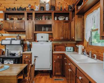 Charming 2 Bedroom Cabin in Nature with Antique Furnishings, Fire Pit, and More! - McMinnville - Küche