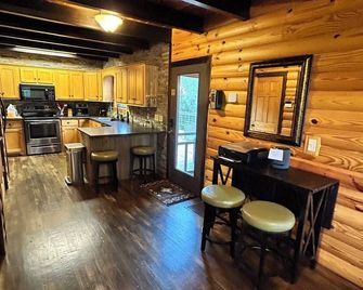 Charming 3-bedroom cabin with AC and WiFi at Barren River Lake in Lucas, KY - Lucas - Cocina