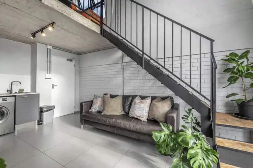 Stay in a modern loft with mountain views in Obz - كابي تاون - غرفة معيشة