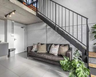 Stay in a modern loft with mountain views in Obz - Kapstaden - Vardagsrum