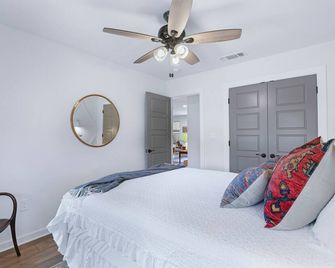 Ms Dot’s 290 Wine Trail Farmhouse-Downtown JC- Fire Pit - Covered Patio - Johnson City - Bedroom