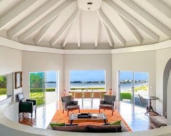 Sound Winds private oceanfront estate with private tennis court & swim dock Property overview - Tucker’s Town - Living room