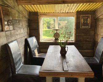 3 Guests - Pet Friendly - Grid Tree-House - Longhope - Eetruimte