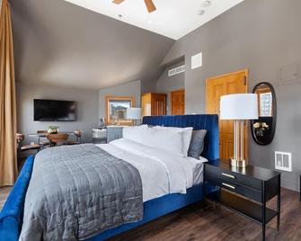 Luxury Junior Suite with Balcony - New York - Bedroom