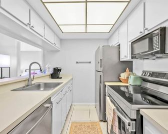 2-Bedroom Condo in Naples! - Naples - Kitchen