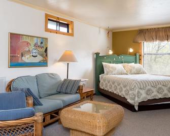 Homestead Cottages - Ahwahnee - Bedroom