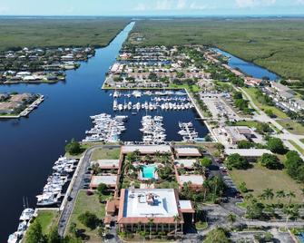 Cozy Designer Studio with Water views of Marina in Port of The Islands Naples! - נייפלס - בניין