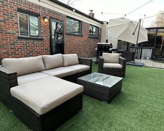 Centrally Located Cabin with Sauna and Hot Tub - Madison Heights - Patio