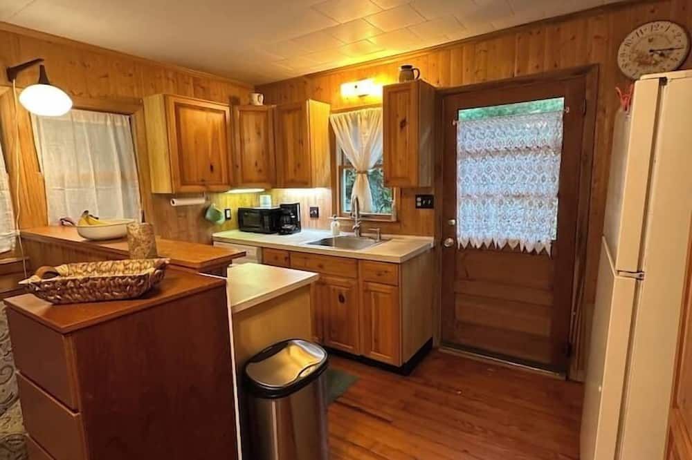 Secluded Orchard Cabin | Mountain Views, Wineries, & Peaceful Escape