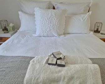 A&F Cottage with pool n braai - Sandton - Bedroom