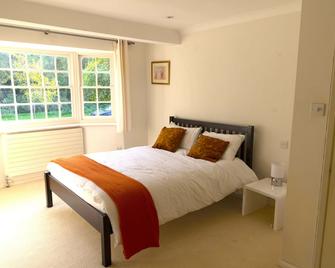 Lovely, spacious home with huge rear garden - Barnet - Bedroom