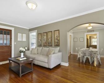 The Nest: A Comforting Southern Retreat. 2 miles from the University of AL. - Northport - Living room