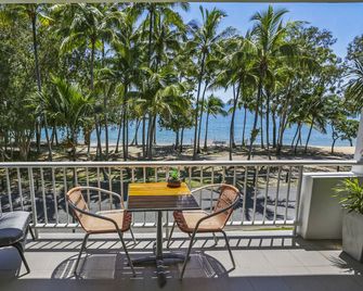 Agincourt Beachfront Apartments - Clifton Beach - Balcón