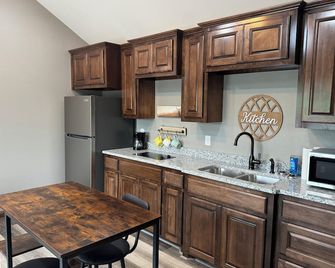 Cozy cabin near Medicine Park with WiFi, AC - Lawton - Kitchen