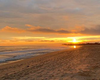 3BDRM, 1 bathroom In Law Suite w Kitchen, fire pit with large back yard - Charlestown - Playa