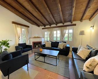 Semiramis Lodge - Platres - Living room