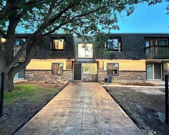 Guest Suite Close To Whtye Ave - Edmonton - Building