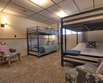 Spacious 4-bedroom house that sleeps 15- 14 Min to 49 North Mountain Resort - Chewelah - Habitación