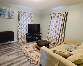 Newly remodeled cozy cottage retreat - Fairport Harbor - Living room