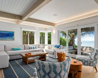 Gorgeous Oceanfront Paia Bay Home - Paia - Living room