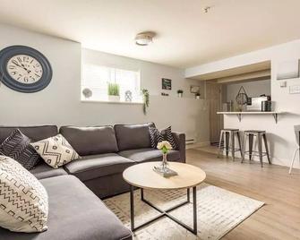 Up on the Hill - Maple Ridge - Living room