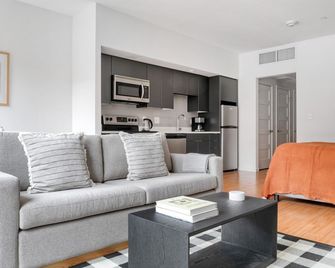 Spacious Allston Studio w/ W/D & Gym, near Green Line, by Blueground - בוסטון - סלון