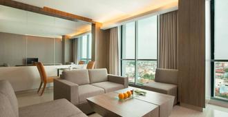 Hotel Santika Radial Palembang - Palimbão - Sala de estar