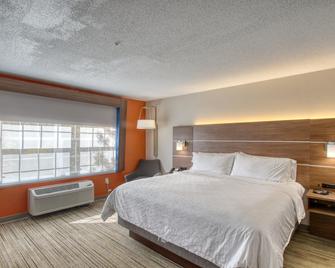 Holiday Inn Express Hotel & Suites Oshkosh, An IHG Hotel - Oshkosh - Bedroom
