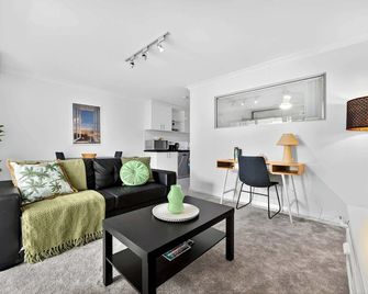 Modern Coastal Escape in the Heart of Rockingham - Rockingham - Wohnzimmer
