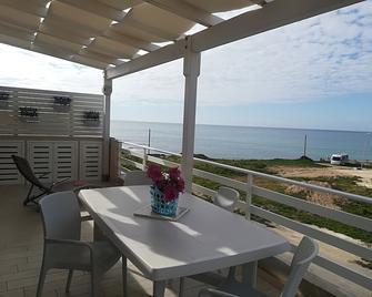 Holiday Apartment Vista Mare between the places of \'Montalbano\' - Punta Secca - Balcone