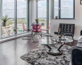 Basildon - Dwellers Delight Living Ltd Serviced Accommodation , 2 Bedroom Penthouse Basildon Essex with Free Wifi & secure parking - Basildon - Dining room