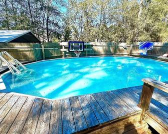 Private King Room with outdoor entrance, deck, and private bathroom. - Apalachicola - Bazén