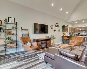 Counce Vacation Rental with Private Deck Near Golf! - Counce - Living room
