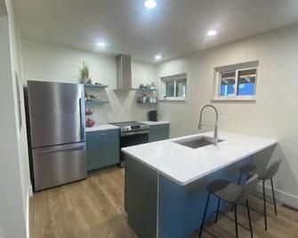 Newly Remolded! Near Downtown. 1 King bed - Tiffin - Kitchen