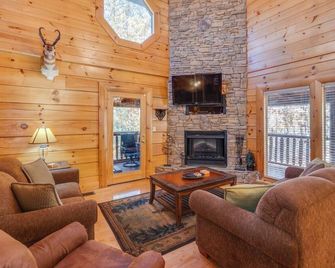 Enchanted Forest - Seasonal Mountain Views, Community Pool & Hot Tub - Pigeon Forge - Wohnzimmer