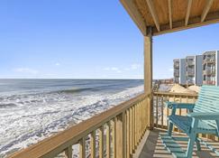 By The Sea: Gorgeous ocean views with balcony! - Sneads Ferry - Balkon