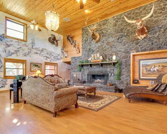 Near Sitgreaves Natl Park High Country Farmhouse - Heber-Overgaard - Sala de estar