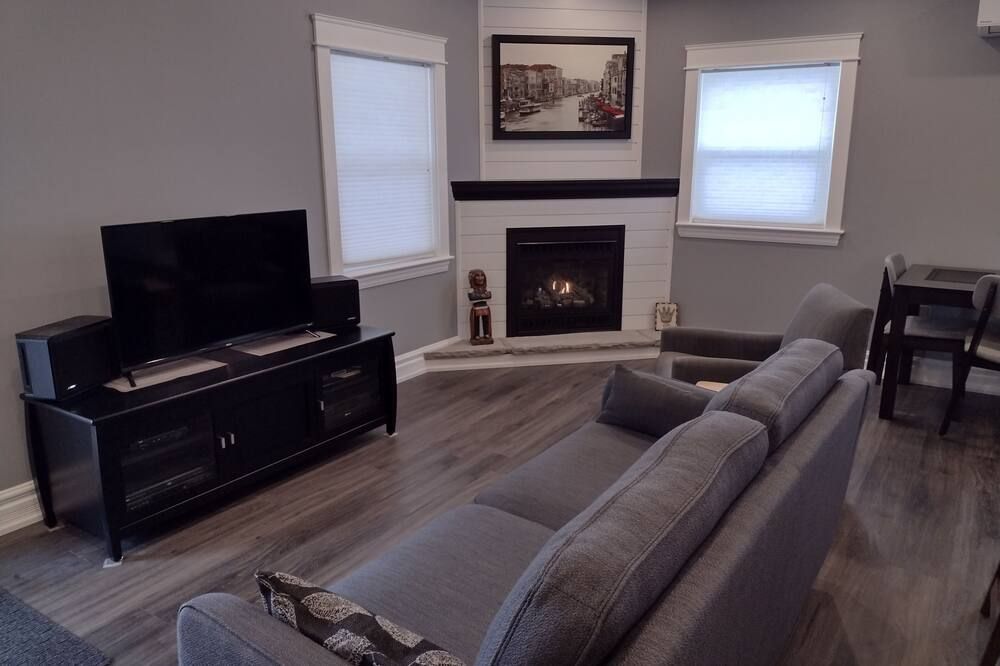 Luxury Two Bedroom Apartment- Walk to GO Station and downtown Georgetown - Halton Hills - Sala de estar