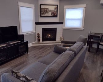 Luxury Two Bedroom Apartment- Walk to GO Station and downtown Georgetown - Halton Hills - Sala de estar